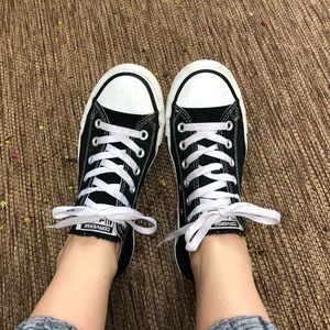 black low top all star converse sneakers